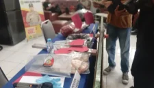 Barang bukti kasus pria tewas dengan 25 luka tusukan di kamar kos Ruko Niaga Mas, Batam Kota.