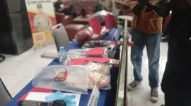 Barang bukti kasus pria tewas dengan 25 luka tusukan di kamar kos Ruko Niaga Mas, Batam Kota.
