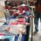 Barang bukti kasus pria tewas dengan 25 luka tusukan di kamar kos Ruko Niaga Mas, Batam Kota.

