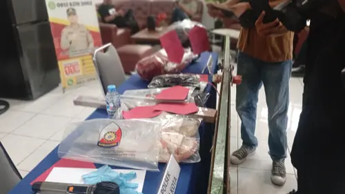 Barang bukti kasus pria tewas dengan 25 luka tusukan di kamar kos Ruko Niaga Mas, Batam Kota.
