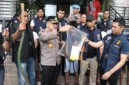 Kapolres Metro Jakarta Barat Kombes Pol Nasriadi cek barang bukti kasus tawuran maut di Jalan Salman, Kebon Jeruk, Jakarta Barat, yang menewaskan satu orang dan melibatkan 19 orang yang diamankan. (Posnews/RRI)

