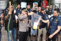 Kapolres Metro Jakarta Barat Kombes Pol Nasriadi cek barang bukti kasus tawuran maut di Jalan Salman, Kebon Jeruk, Jakarta Barat, yang menewaskan satu orang dan melibatkan 19 orang yang diamankan. (Posnews/RRI)