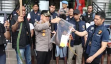 Kapolres Metro Jakarta Barat Kombes Pol Nasriadi cek barang bukti kasus tawuran maut di Jalan Salman, Kebon Jeruk, Jakarta Barat, yang menewaskan satu orang dan melibatkan 19 orang yang diamankan. (Posnews/RRI)