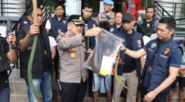 Kapolres Metro Jakarta Barat Kombes Pol Nasriadi cek barang bukti kasus tawuran maut di Jalan Salman, Kebon Jeruk, Jakarta Barat, yang menewaskan satu orang dan melibatkan 19 orang yang diamankan. (Posnews/RRI)