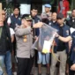 Kapolres Metro Jakarta Barat Kombes Pol Nasriadi cek barang bukti kasus tawuran maut di Jalan Salman, Kebon Jeruk, Jakarta Barat, yang menewaskan satu orang dan melibatkan 19 orang yang diamankan. (Posnews/RRI)

