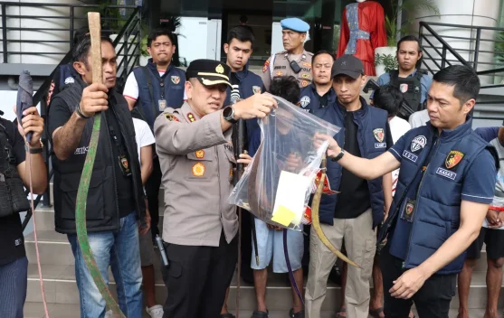 Kapolres Metro Jakarta Barat Kombes Pol Nasriadi cek barang bukti kasus tawuran maut di Jalan Salman, Kebon Jeruk, Jakarta Barat, yang menewaskan satu orang dan melibatkan 19 orang yang diamankan. (Posnews/RRI)


