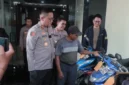 Polisi menunjukkan barang bukti sepeda motor hasil pengungkapan kasus curanmor di Penjaringan Jakarta Utara. (Posnews/Polsek Metro Penjaringan)
