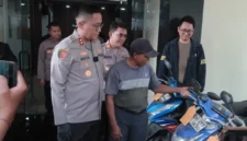 Polisi menunjukkan barang bukti sepeda motor hasil pengungkapan kasus curanmor di Penjaringan Jakarta Utara. (Posnews/Polsek Metro Penjaringan)