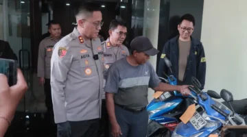 Polisi menunjukkan barang bukti sepeda motor hasil pengungkapan kasus curanmor di Penjaringan Jakarta Utara. (Posnews/Polsek Metro Penjaringan)
