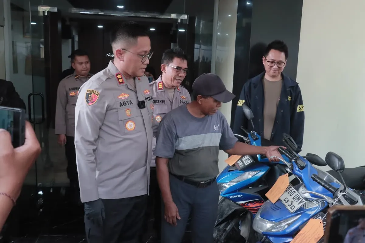 Polisi menunjukkan barang bukti sepeda motor hasil pengungkapan kasus curanmor di Penjaringan Jakarta Utara. (Posnews/Polsek Metro Penjaringan)
