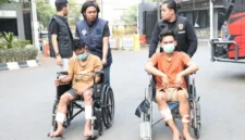Polisi melumpuhkan dua pelaku dengan timah panas kasus pencurian motor bersenjata api di Jakarta Barat. (Posnews/Humas Polres Metro Jakbar)