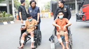 Polisi melumpuhkan dua pelaku dengan timah panas kasus pencurian motor bersenjata api di Jakarta Barat. (Posnews/Humas Polres Metro Jakbar)
