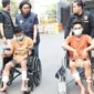 Polisi melumpuhkan dua pelaku dengan timah panas kasus pencurian motor bersenjata api di Jakarta Barat. (Posnews/Humas Polres Metro Jakbar)
