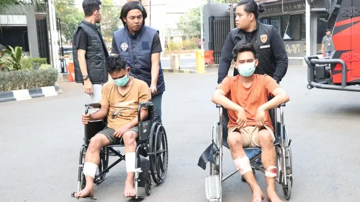 Polisi melumpuhkan dua pelaku dengan timah panas kasus pencurian motor bersenjata api di Jakarta Barat. (Posnews/Humas Polres Metro Jakbar)
