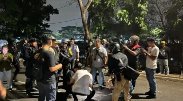 Polisi menyelidiki penyerangan yang melukai tiga orang di kawasan Kampung Ambon, Cengkareng, Jakarta Barat. (Posnews/Ist)