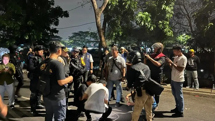 Polisi menyelidiki penyerangan yang melukai tiga orang di kawasan Kampung Ambon, Cengkareng, Jakarta Barat. (Posnews/Ist)