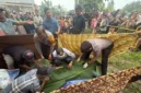Polisi olah TKP kasus dugaan pembunuhan Deni Nurdiansyah di Desa Kampung Baru, Kecamatan Ukui, Pelalawan.

