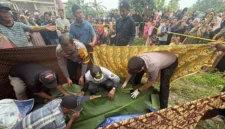 Polisi olah TKP kasus dugaan pembunuhan Deni Nurdiansyah di Desa Kampung Baru, Kecamatan Ukui, Pelalawan.