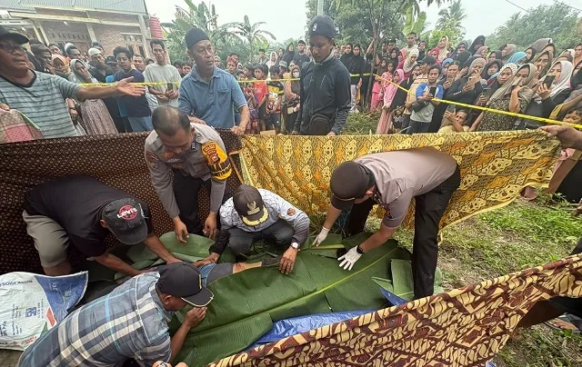 Polisi olah TKP kasus dugaan pembunuhan Deni Nurdiansyah di Desa Kampung Baru, Kecamatan Ukui, Pelalawan.

