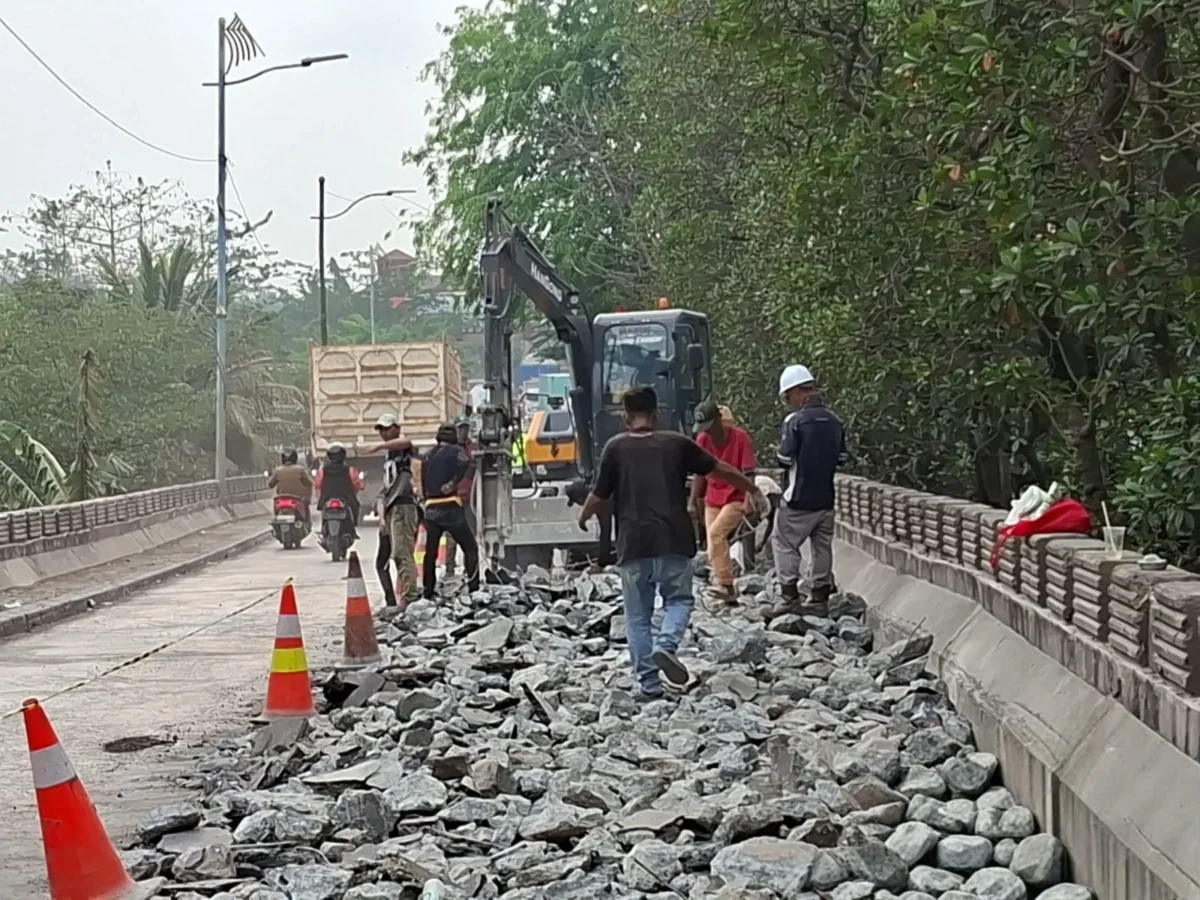 Polsek Cilincing Gerak Cepat Usut Video Viral Pengambilan Besi Sisa Proyek Jembatan Rusu. (Posnews/Humas Polres Metro Jakut)