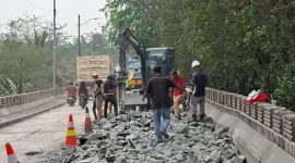 Polsek Cilincing Gerak Cepat Usut Video Viral Pengambilan Besi Sisa Proyek Jembatan Rusu. (Posnews/Humas Polres Metro Jakut)