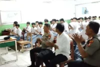 Kapolsek Tanjung Priok Kompol R. Sigit Kumono memberikan motivasi kepada 93 siswa SMK Yanindo di Jakarta Utara. (Posnews/Polsek Tanjung Priok)

