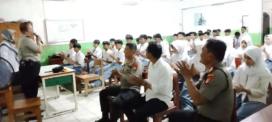 Kapolsek Tanjung Priok Kompol R. Sigit Kumono memberikan motivasi kepada 93 siswa SMK Yanindo di Jakarta Utara. (Posnews/Polsek Tanjung Priok)

