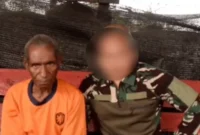 Prajurit Marinir TNI menangkap Zakarias Fatem, yang disebut sebagai Wakil Panglima OPM Kodap IV Sorong Raya, di Maybrat, Papua Barat Daya. (Posnews/Ist)
