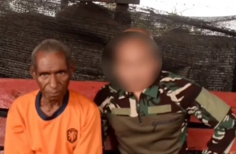 Prajurit Marinir TNI menangkap Zakarias Fatem, yang disebut sebagai Wakil Panglima OPM Kodap IV Sorong Raya, di Maybrat, Papua Barat Daya. (Posnews/Ist)
