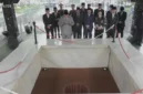 Presiden Prabowo Subianto berdoa di depan sumur Lubang Buaya saat Hari Kesaktian Pancasila 2026. (Posnews/Youtube)
