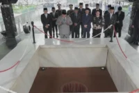 Presiden Prabowo Subianto berdoa di depan sumur Lubang Buaya saat Hari Kesaktian Pancasila 2026. (Posnews/Youtube)
