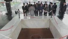 Presiden Prabowo Subianto berdoa di depan sumur Lubang Buaya saat Hari Kesaktian Pancasila 2026. (Posnews/Youtube)
