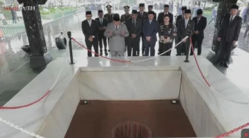 Presiden Prabowo Subianto berdoa di depan sumur Lubang Buaya saat Hari Kesaktian Pancasila 2026. (Posnews/Youtube)
