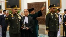 Presiden Prabowo Subianto melantik Jenderal TNI Maruli Simanjuntak dan Jenderal TNI Tandyo Budi Revita di Istana Negara, Jakarta. (Posnews/Youtube)