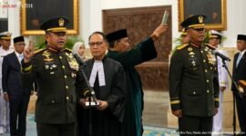 Presiden Prabowo Subianto melantik Jenderal TNI Maruli Simanjuntak dan Jenderal TNI Tandyo Budi Revita di Istana Negara, Jakarta. (Posnews/Youtube)

