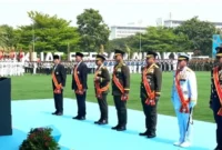 Presiden Prabowo Subianto menyematkan Bintang Mahaputera kepada tujuh tokoh TNI pada HUT ke-81 TNI di Cilangkap. (Posnews/Ist)
