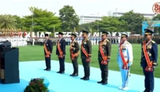 Presiden Prabowo Subianto menyematkan Bintang Mahaputera kepada tujuh tokoh TNI pada HUT ke-81 TNI di Cilangkap. (Posnews/Ist)