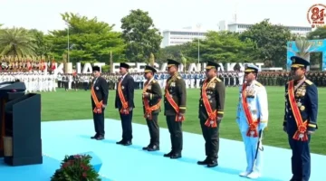 Presiden Prabowo Subianto menyematkan Bintang Mahaputera kepada tujuh tokoh TNI pada HUT ke-81 TNI di Cilangkap. (Posnews/Ist)
