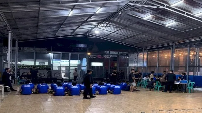Proses pemindahan 313 warga binaan berisiko tinggi menuju Lapas Nusakambangan. (Posnews/Ditjenpas Imipas)
