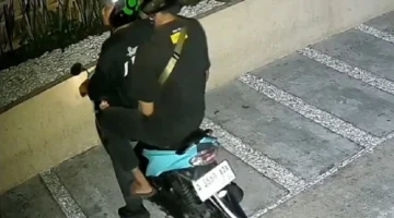 Rekaman CCTV yang diduga memperlihatkan dua orang terkait pencurian di KOCI Padel House milik Coach Justin di Jakarta Selatan. (Posnews/Ist)

