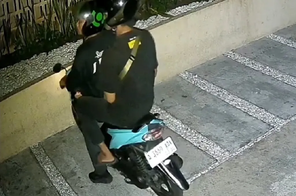 Rekaman CCTV yang diduga memperlihatkan dua orang terkait pencurian di KOCI Padel House milik Coach Justin di Jakarta Selatan. (Posnews/Ist)

