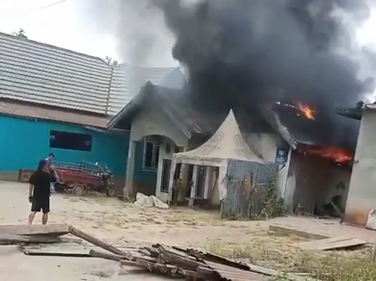 Rumah di Desa Labela, Kecamatan Besulutu, Konawe, terbakar akibat dugaan pembakaran yang dipicu masalah rumah tangga. (Posnews/Ist)