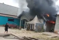 Rumah di Desa Labela, Kecamatan Besulutu, Konawe, terbakar akibat dugaan pembakaran yang dipicu masalah rumah tangga. (Posnews/Ist)