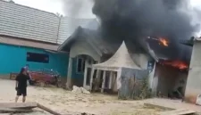 Rumah di Desa Labela, Kecamatan Besulutu, Konawe, terbakar akibat dugaan pembakaran yang dipicu masalah rumah tangga. (Posnews/Ist)