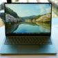 Microsoft merilis Surface Laptop 8 berbekal chip Snapdragon X2, baterai 14 jam, Windows 11, dan perkiraan harga mulai Rp25,5 juta. Dok: Istimewa.