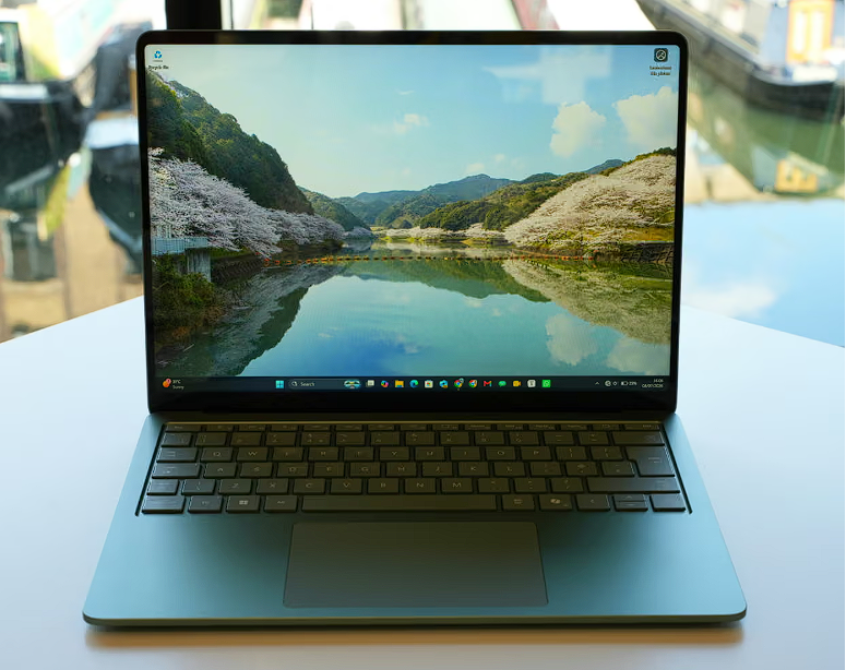 Microsoft merilis Surface Laptop 8 berbekal chip Snapdragon X2, baterai 14 jam, Windows 11, dan perkiraan harga mulai Rp25,5 juta. Dok: Istimewa.