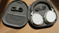 Sennheiser merilis headphone Momentum 5 dengan kualitas suara superior, baterai lepas-pasang 57 jam, dan perkiraan harga Rp6,3 juta. Dok: Istimewa.