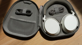 Sennheiser merilis headphone Momentum 5 dengan kualitas suara superior, baterai lepas-pasang 57 jam, dan perkiraan harga Rp6,3 juta. Dok: Istimewa.