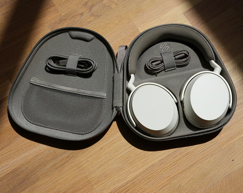 Sennheiser merilis headphone Momentum 5 dengan kualitas suara superior, baterai lepas-pasang 57 jam, dan perkiraan harga Rp6,3 juta. Dok: Istimewa.