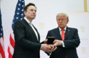 Donald Trump menyerahkan Medali Sains Nasional kepada Elon Musk dan pimpinan teknologi AS di Washington. Dok: Istimewa.